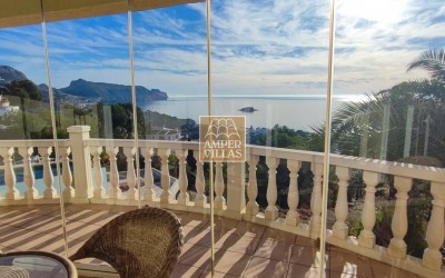 House on a plot with fabulous sea views, in Altea.